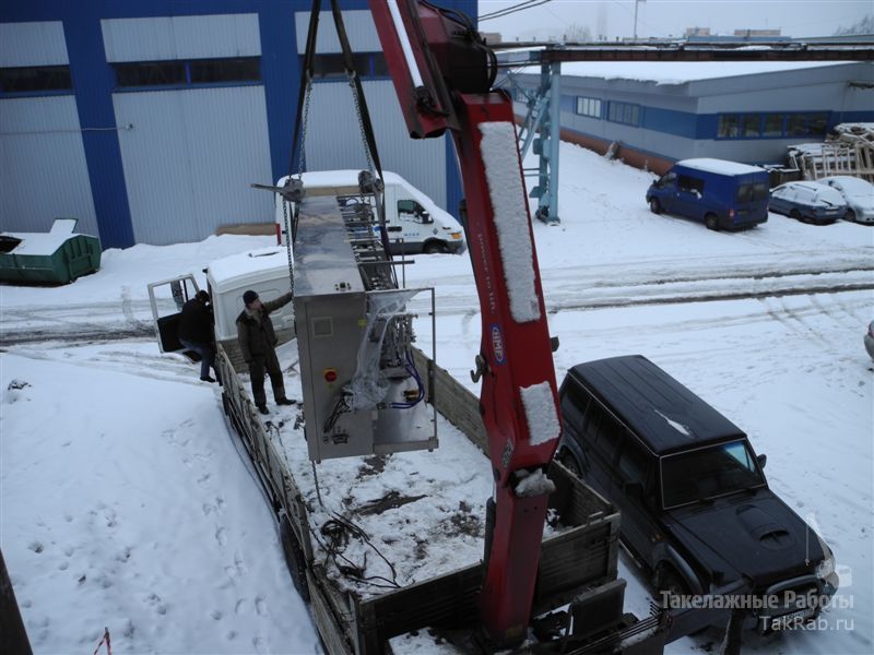 Подъём оборудования в технологический проём на втором этаже.
