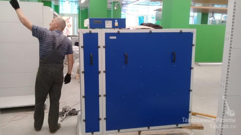 Подъем к потолку тяжелого элемента TION в продуктовом магазине.