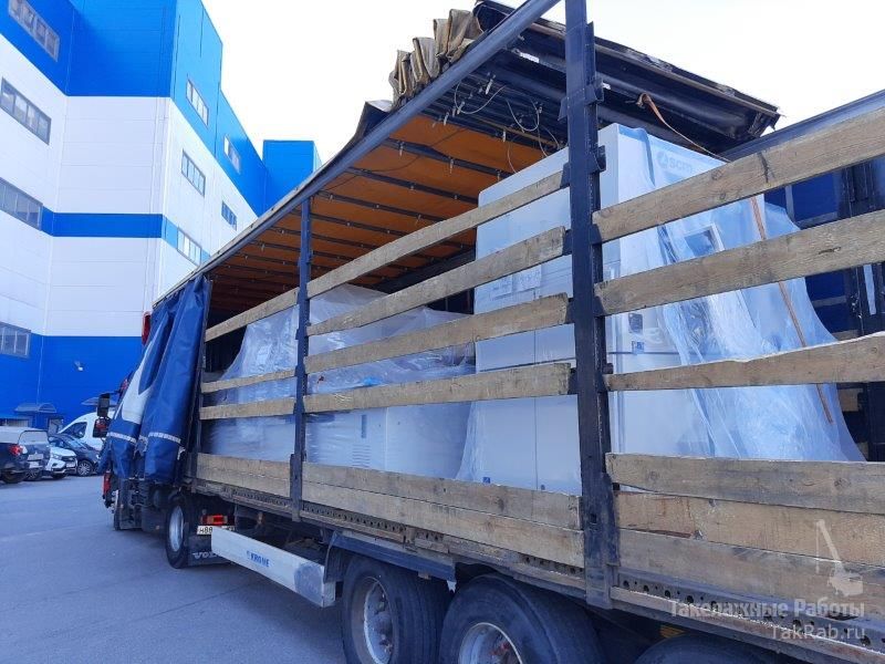 Подача и занос в проём новых деревообрабатывающих станков.